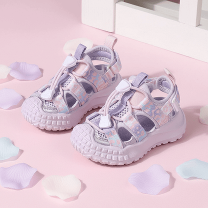 Sandales lavande sur fond pastel